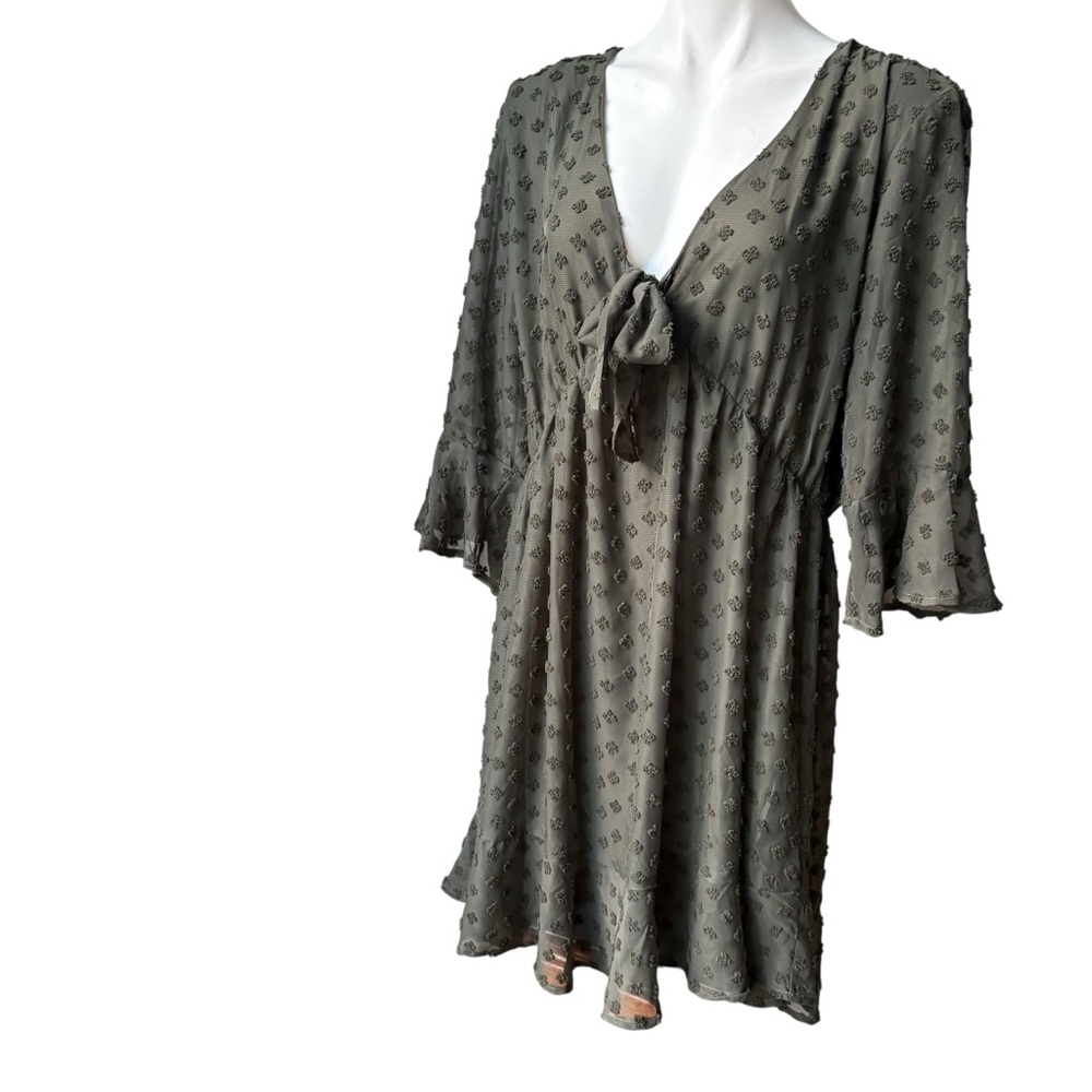 NWT, A Beautiful Soul Olive Flock Spot 3/4 Sleeve Tie Bow V-Neck, Sz 1X - Picture 7 of 15